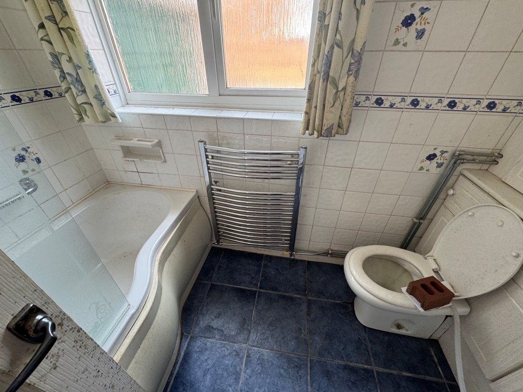 Lot: 71 - WATER DAMAGED DETACHED BUNGALOW - Bathroom